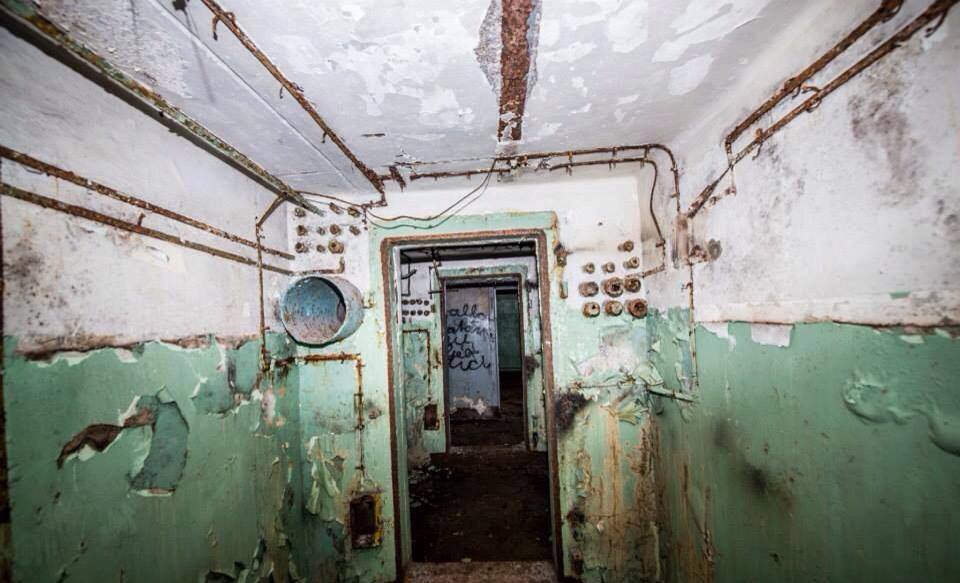 After passing a lot – and I mean a lot – of those heavy safe doors, another sign of human life appeared right in front of us. At this point the rooms seemed more and more wasted, as you can see the decayed walls.