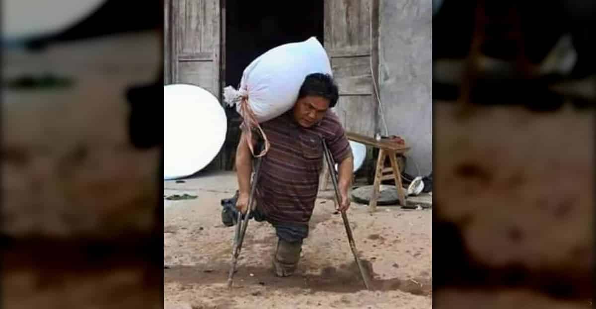 Hustle:Dad with No Legs Lifts Heavy Sacks Just to Earn Money for His Children