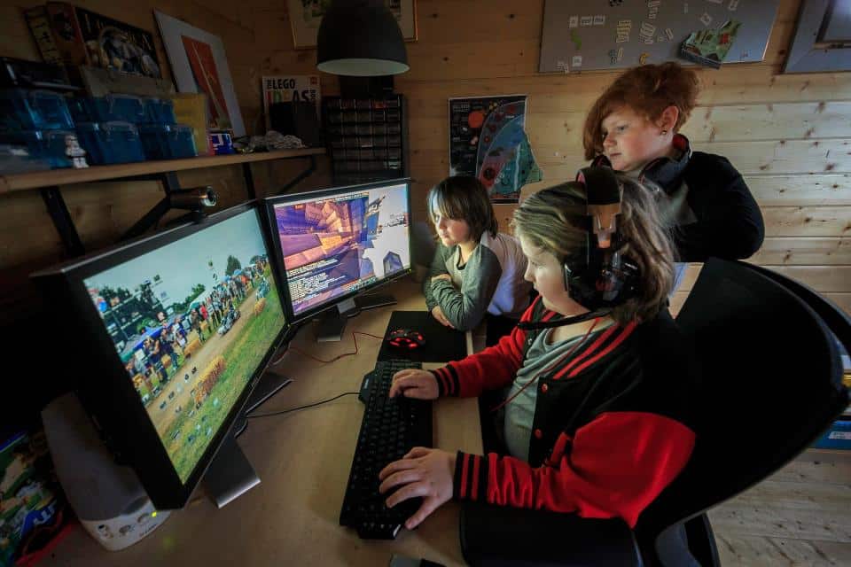 kids playing computer games